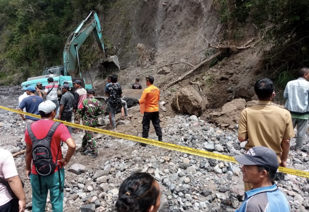 Tim SAR gabungan saat melakukan evakuasi terhadap korban tebing longsor di Banjar Dinas Kemoning, Desa Buana Giri, Kabupaten Karangasem, Bali. Dok Basarnas Bali